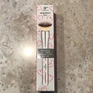 iT Cosmetics Holiday Heavenly luxe foundation brush